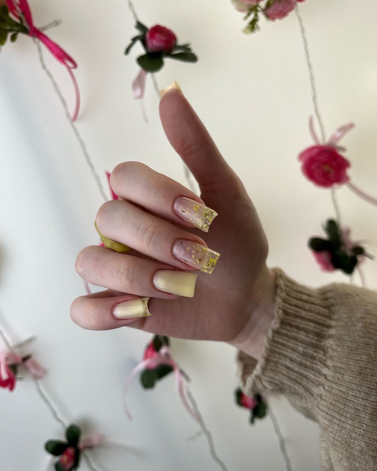 Лимонный маникюр, который вытесняет нежную пастель