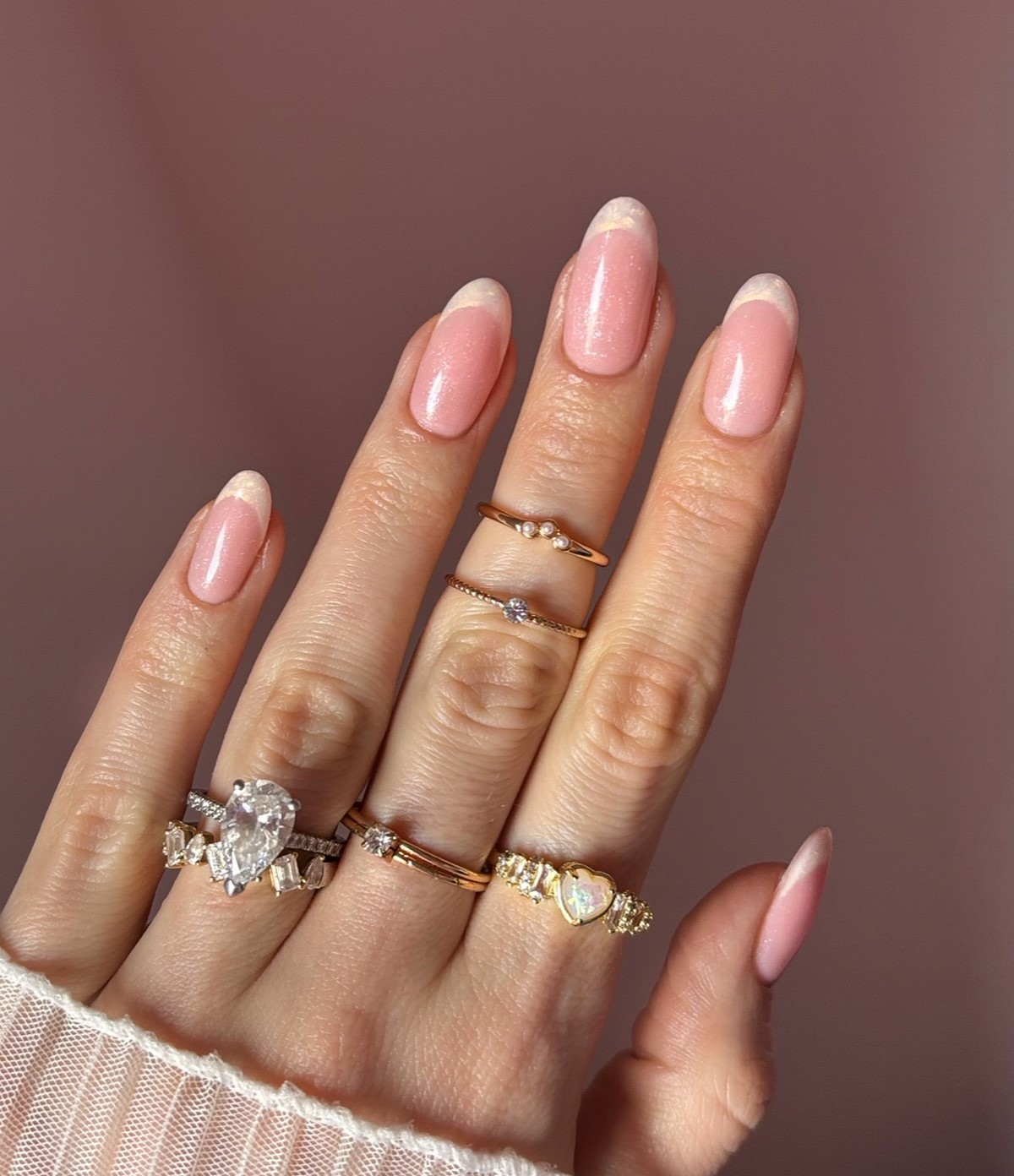 Лимонный маникюр, который вытесняет нежную пастель