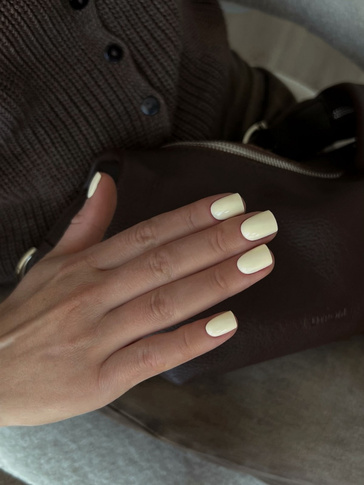 Лимонный маникюр, который вытесняет нежную пастель