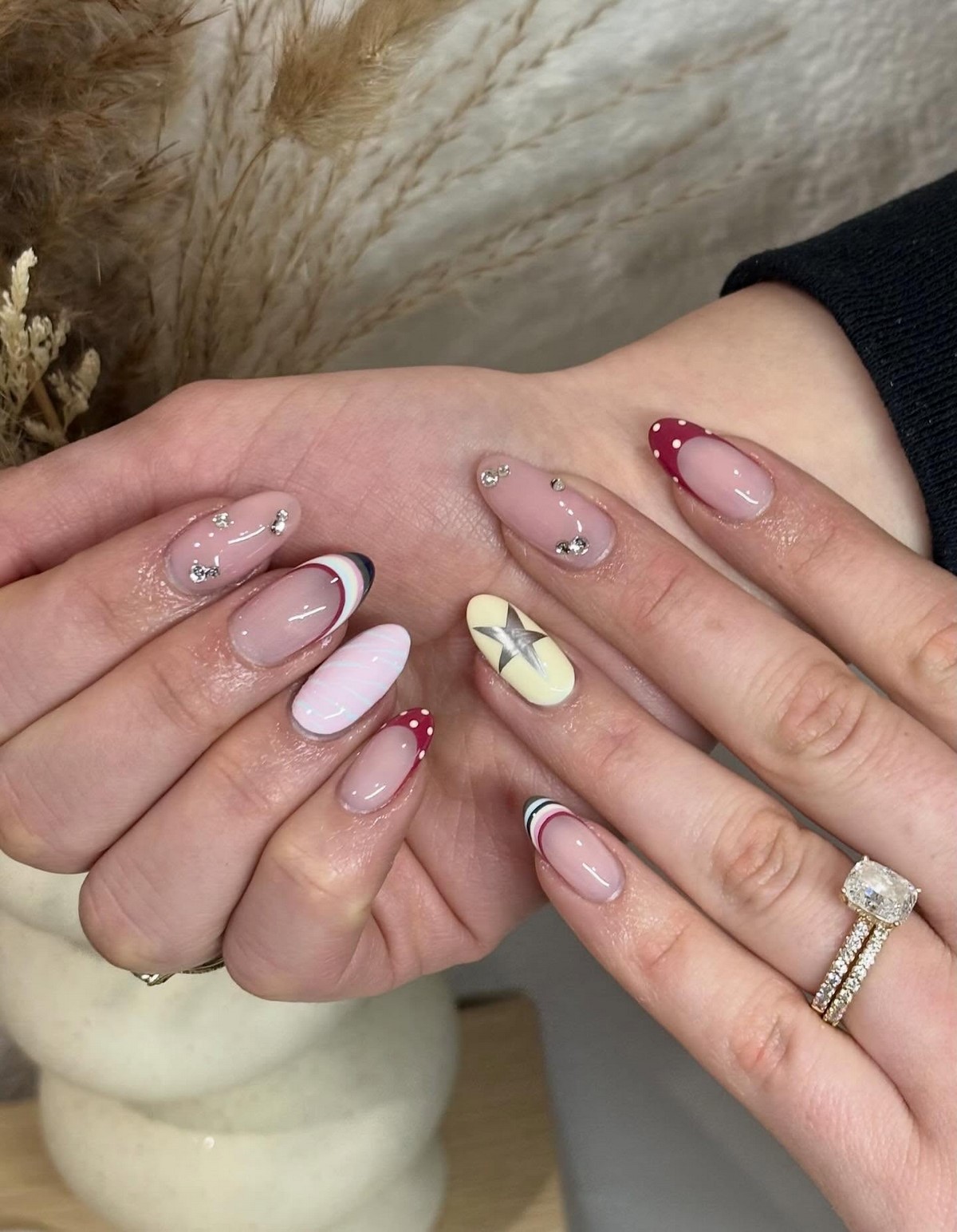 Лимонный маникюр, который вытесняет нежную пастель