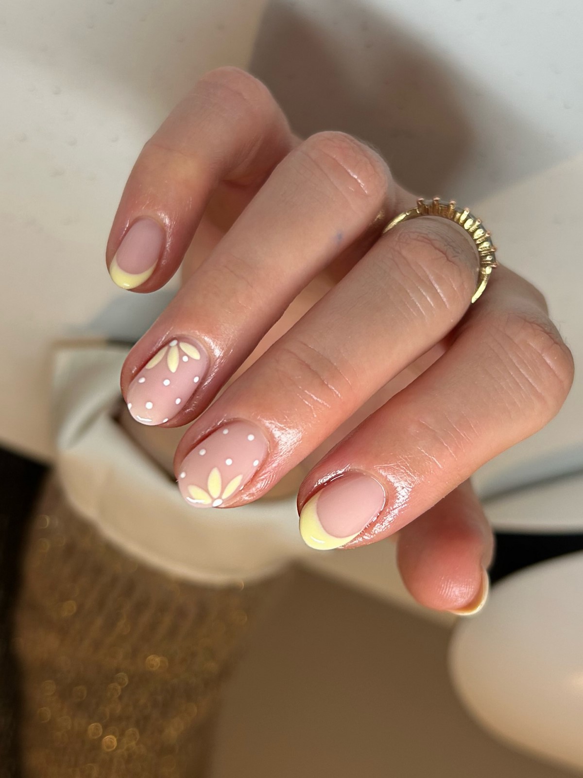 Лимонный маникюр, который вытесняет нежную пастель