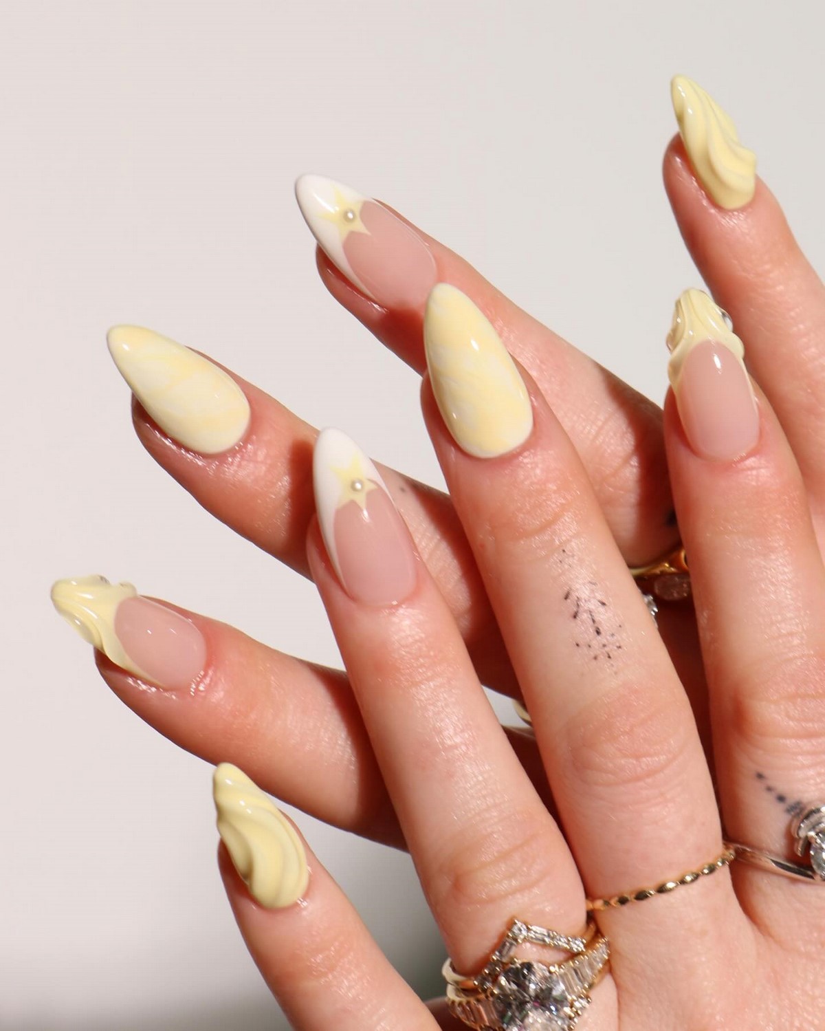 Лимонный маникюр, который вытесняет нежную пастель