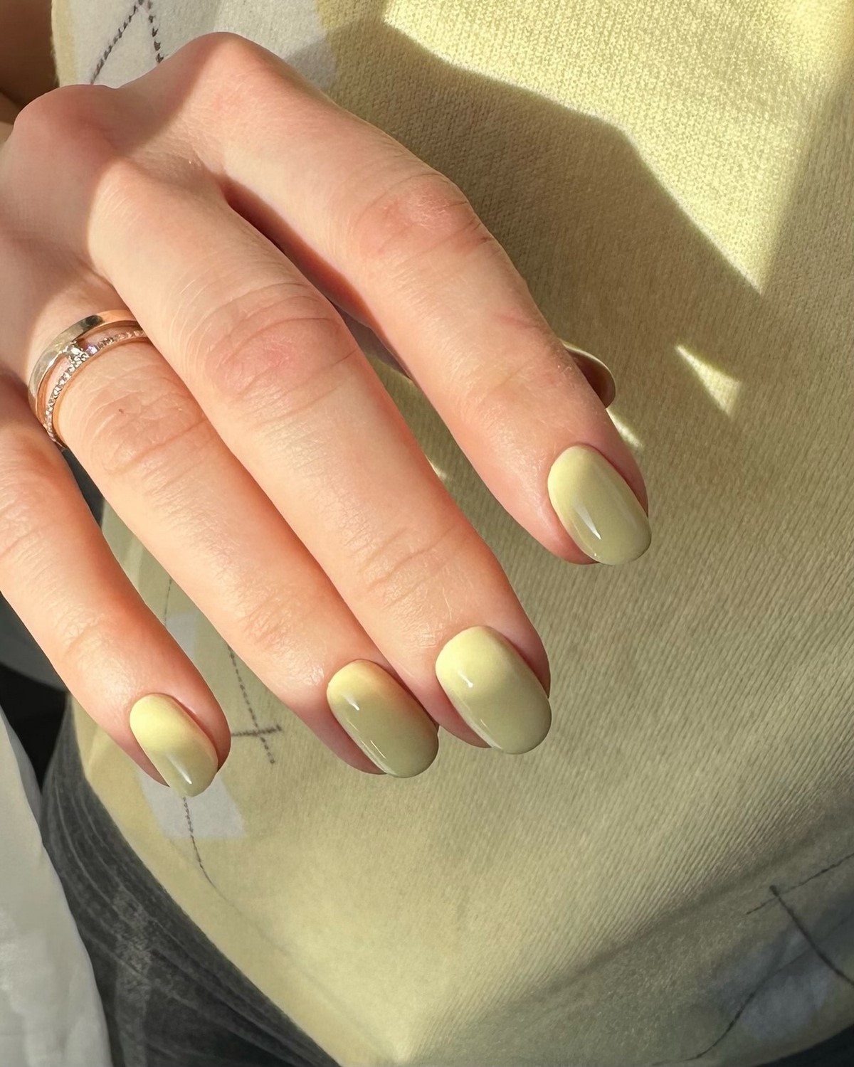 Лимонный маникюр, который вытесняет нежную пастель