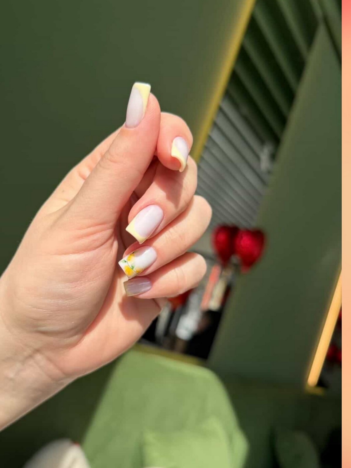 Лимонный маникюр, который вытесняет нежную пастель