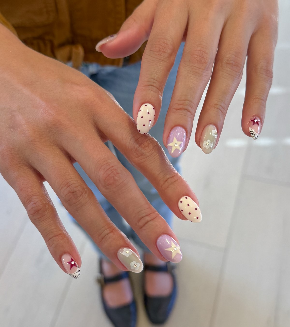 Лимонный маникюр, который вытесняет нежную пастель