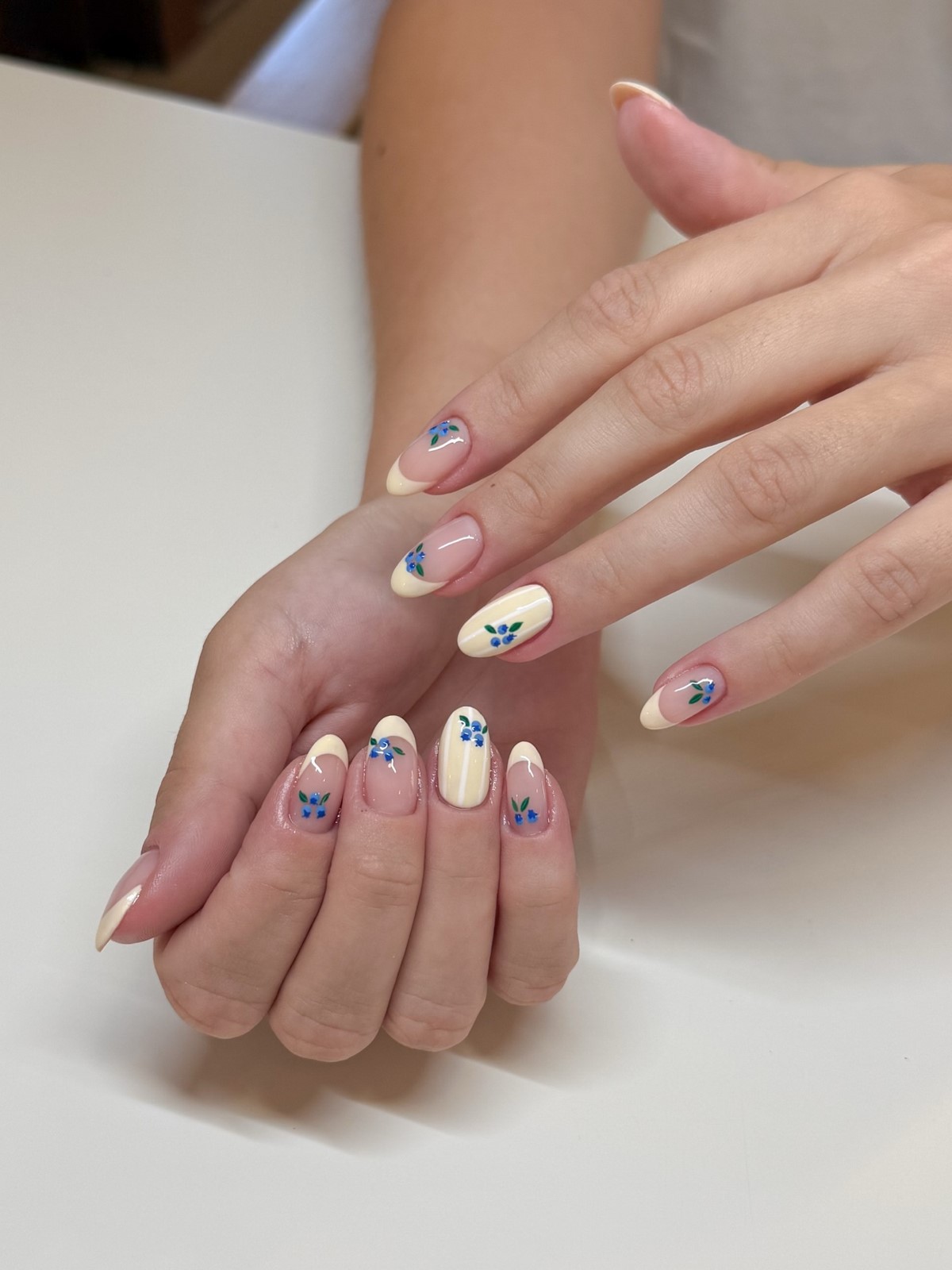 Лимонный маникюр, который вытесняет нежную пастель