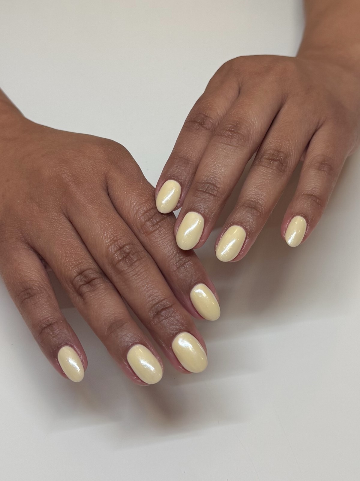 Лимонный маникюр, который вытесняет нежную пастель