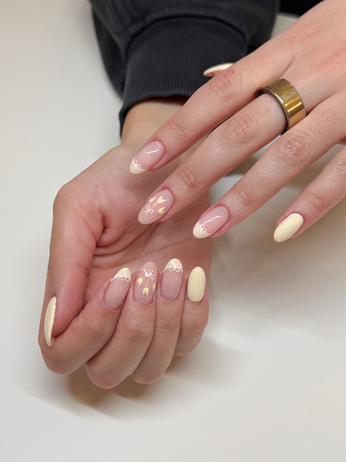 Лимонный маникюр, который вытесняет нежную пастель