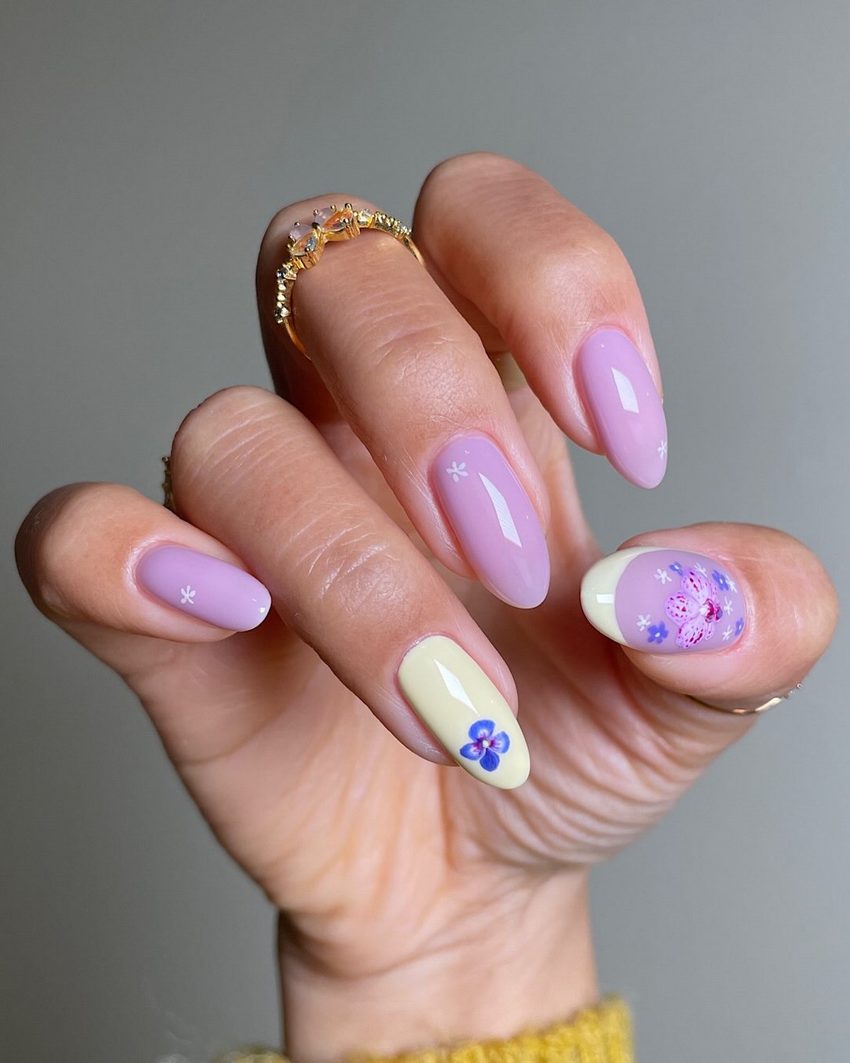 Желтый маникюр вместо нюда: тренд, который захватил весну