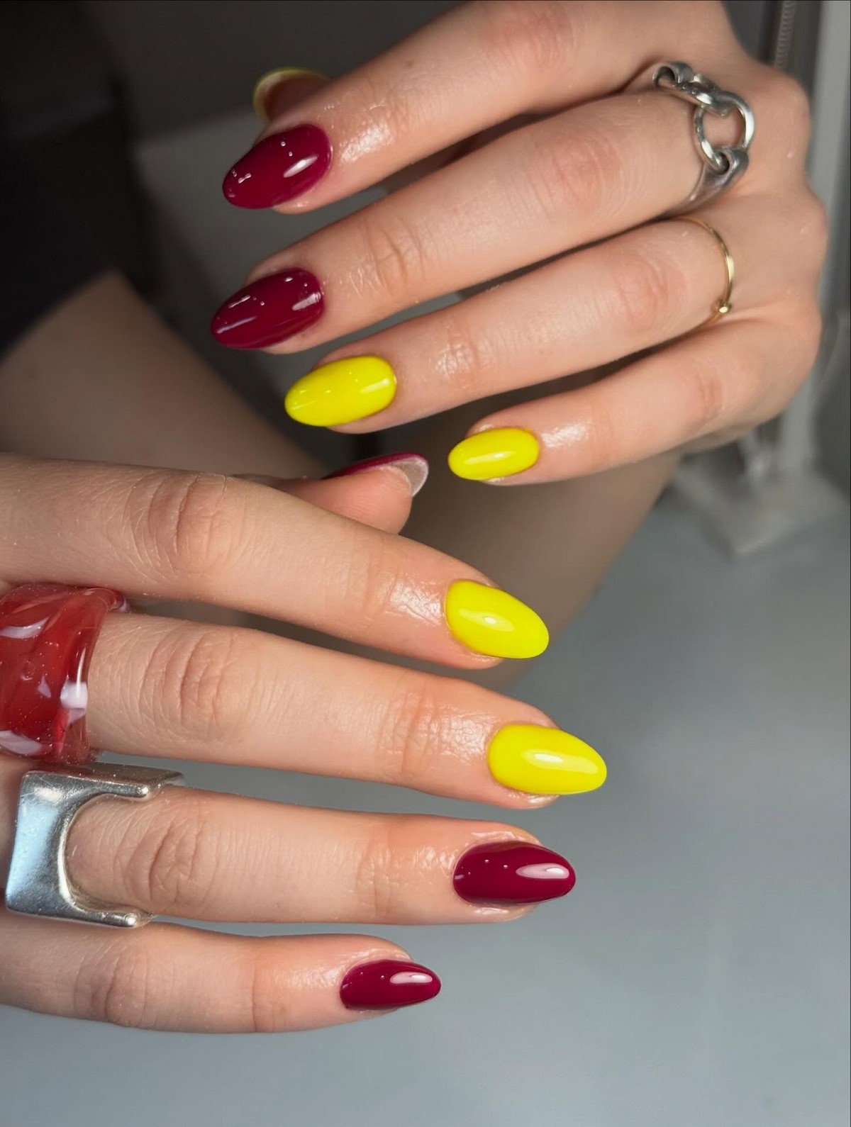 Желтый маникюр вместо нюда: тренд, который захватил весну