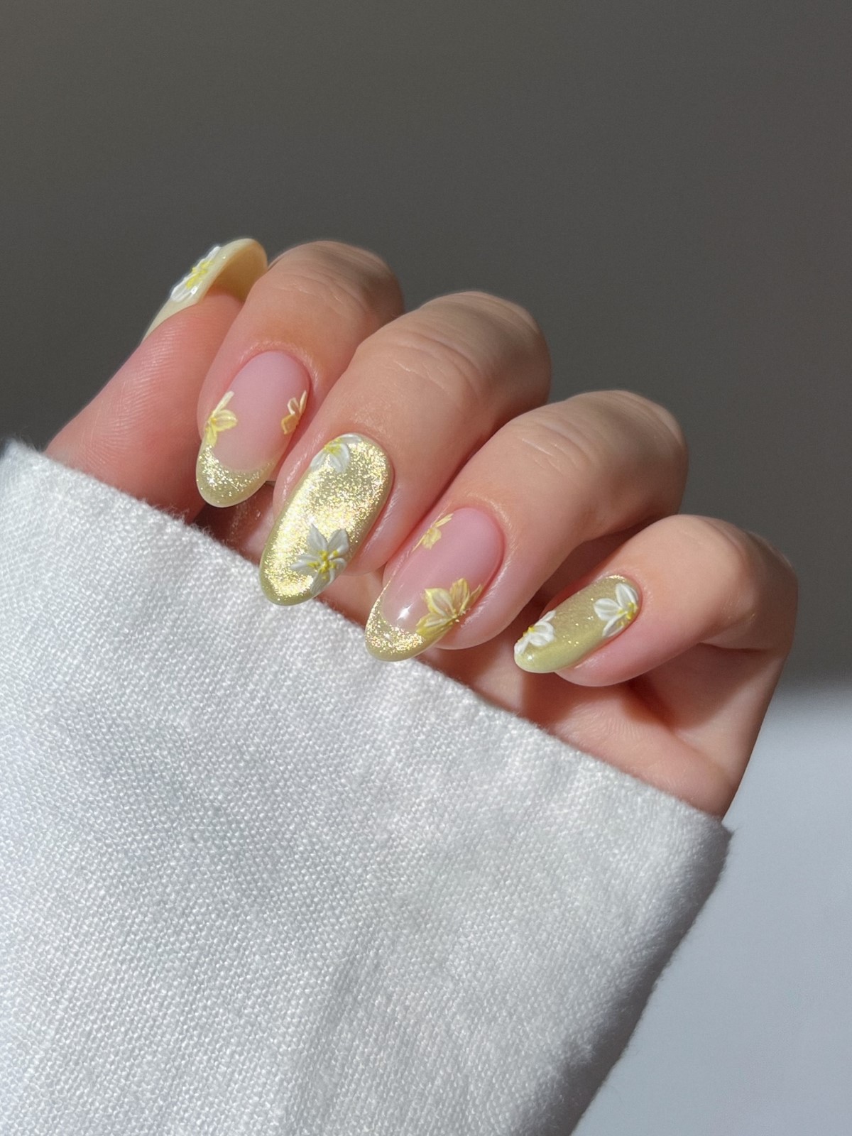 Желтый маникюр вместо нюда: тренд, который захватил весну