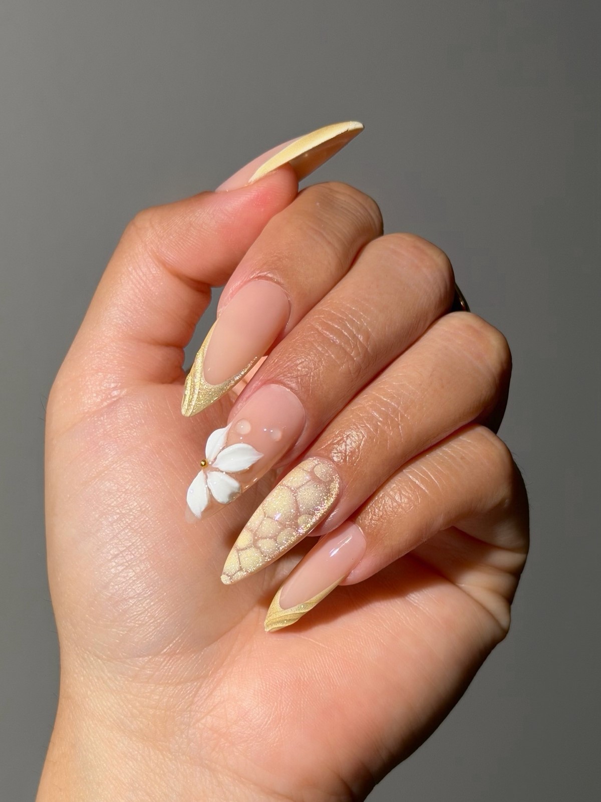 Желтый маникюр вместо нюда: тренд, который захватил весну