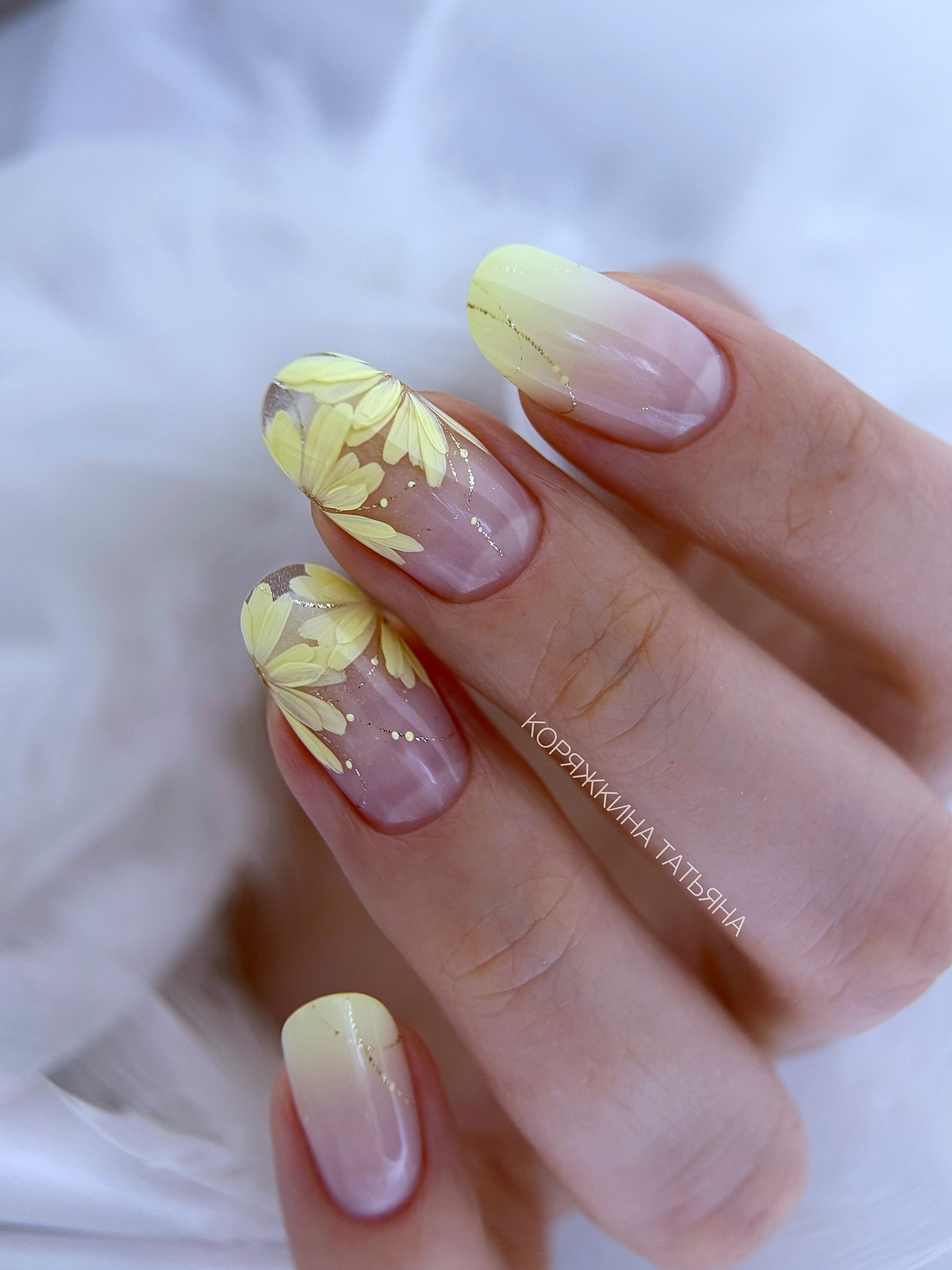 Желтый маникюр вместо нюда: тренд, который захватил весну