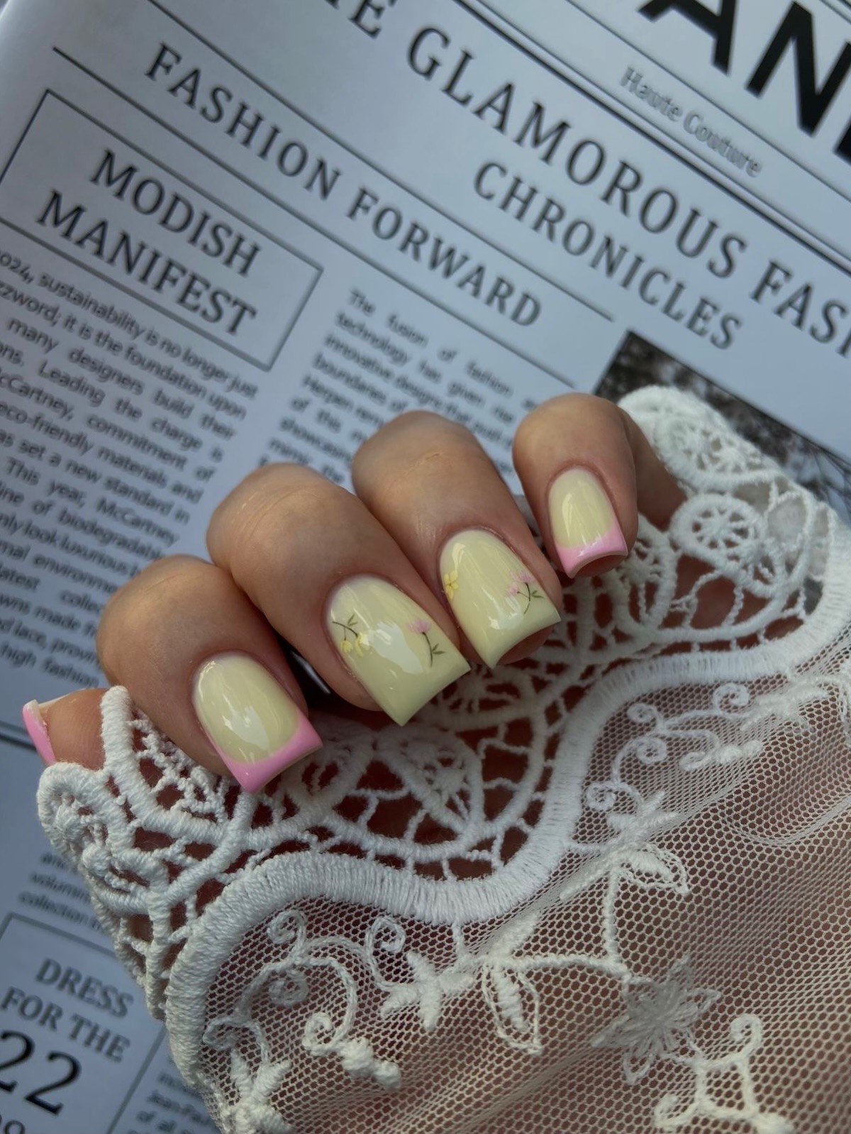 Желтый маникюр вместо нюда: тренд, который захватил весну