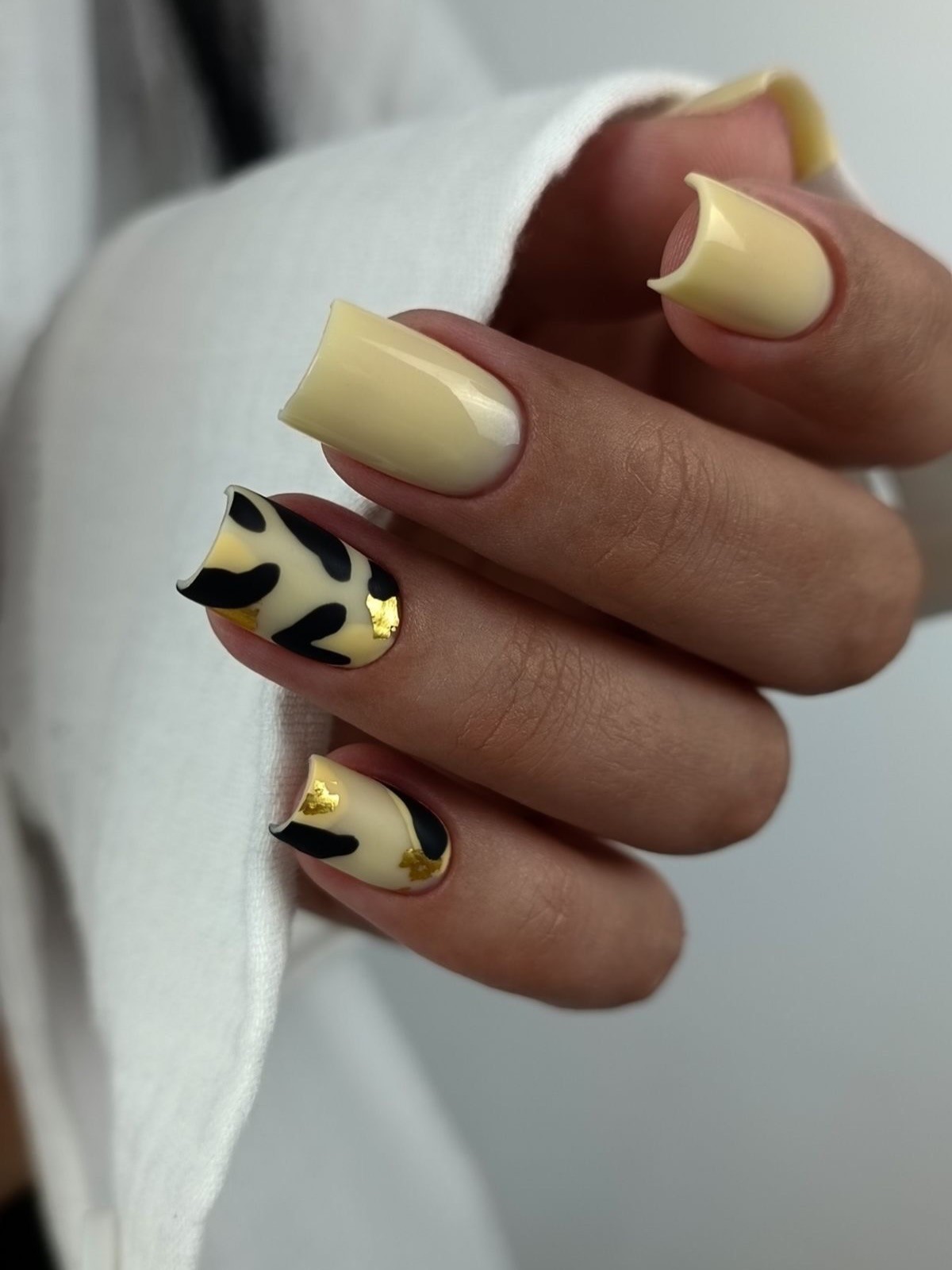 Желтый маникюр вместо нюда: тренд, который захватил весну