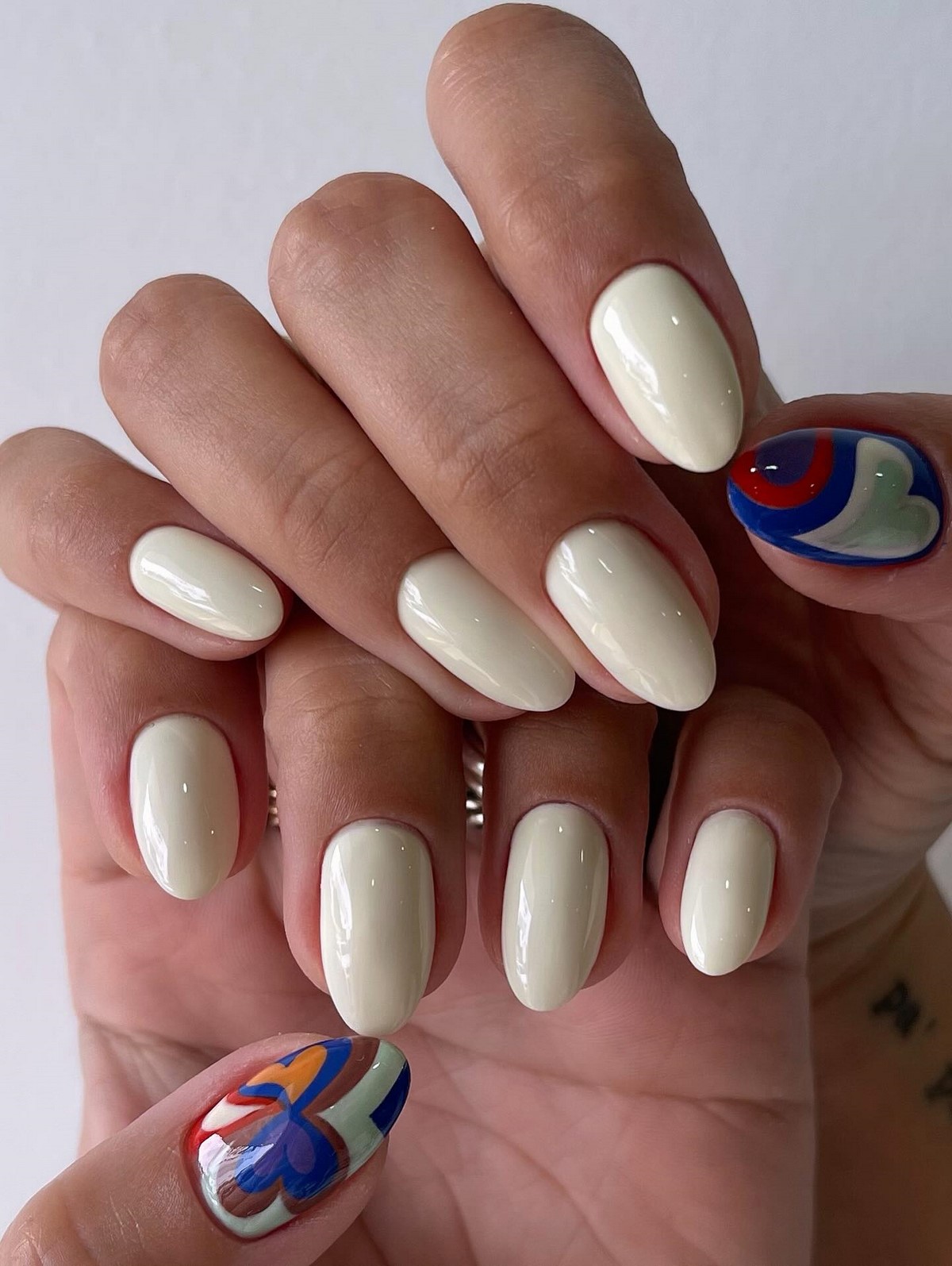 Желтый маникюр вместо нюда: тренд, который захватил весну