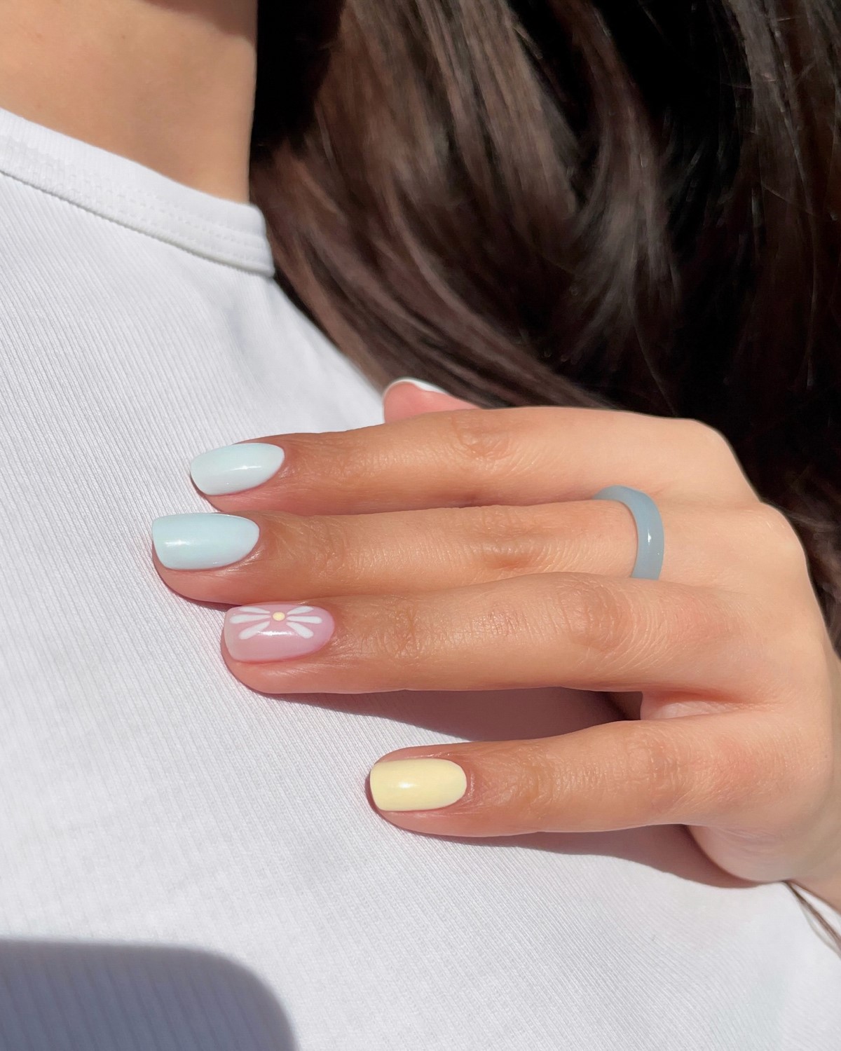 Желтый маникюр вместо нюда: тренд, который захватил весну