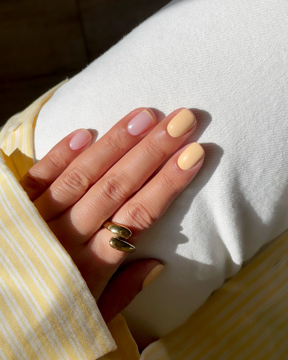 Желтый маникюр вместо нюда: тренд, который захватил весну