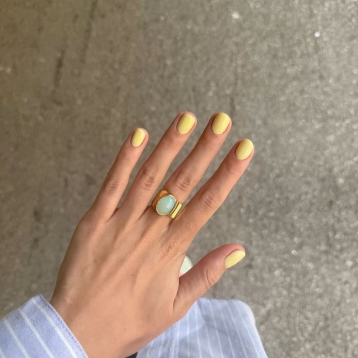 Желтый маникюр вместо нюда: тренд, который захватил весну