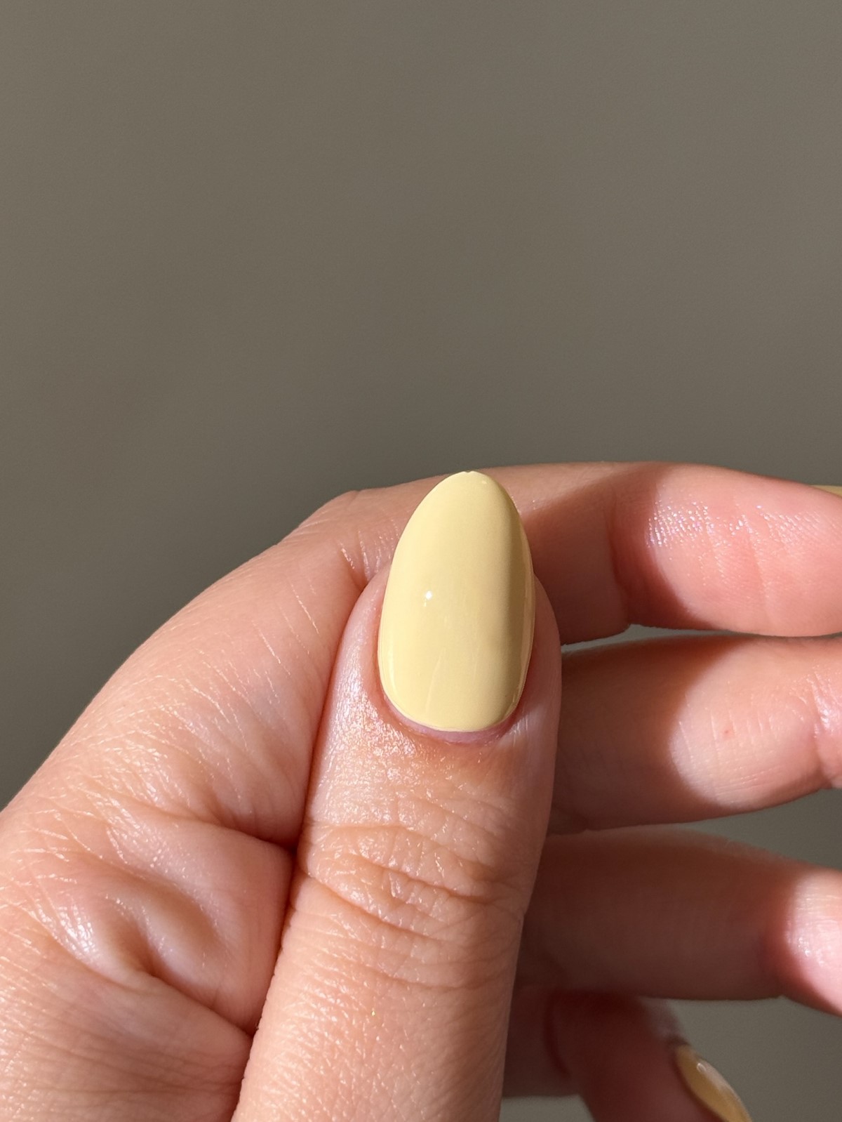 Желтый маникюр вместо нюда: тренд, который захватил весну