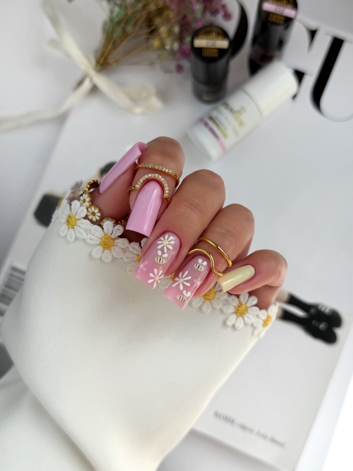 Желтый маникюр вместо нюда: тренд, который захватил весну