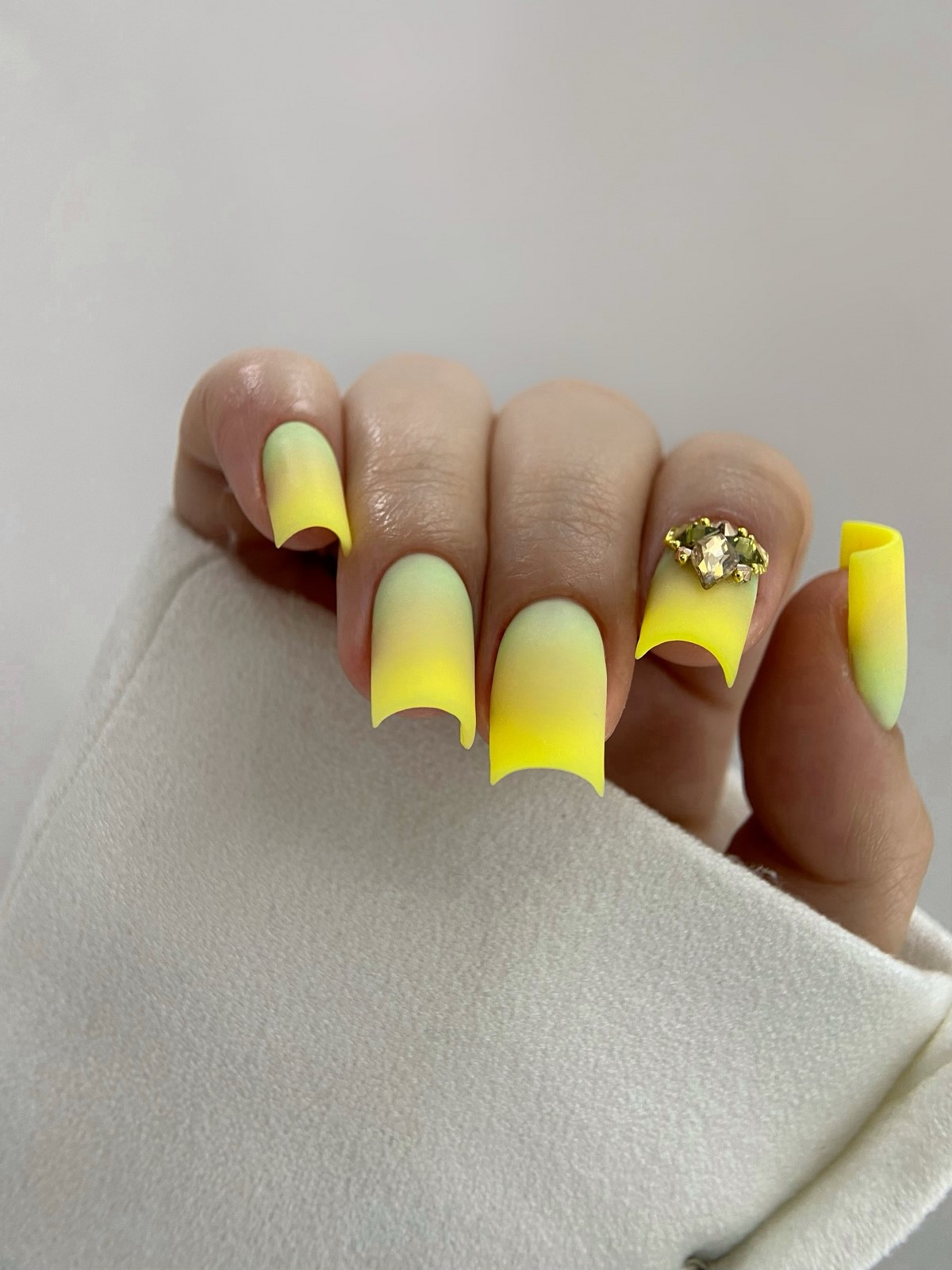 Желтый маникюр вместо нюда: тренд, который захватил весну