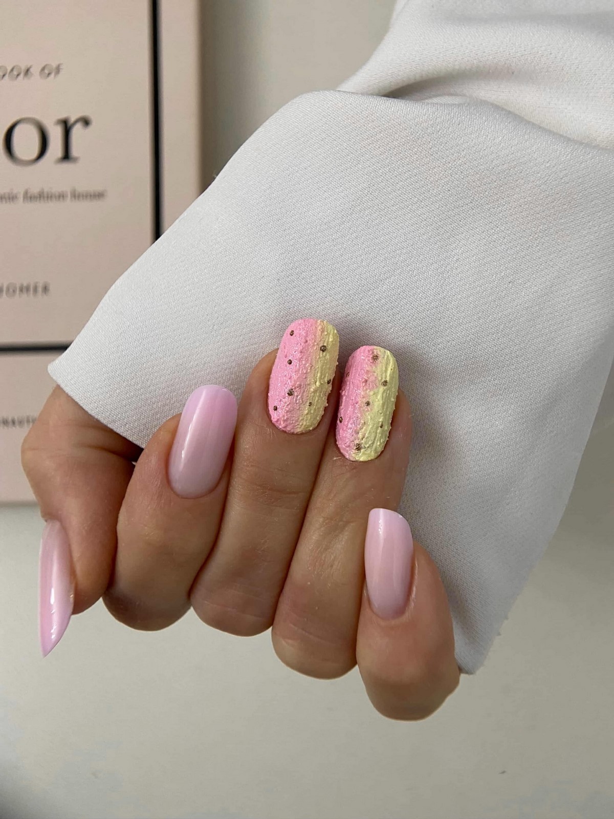 Желтый маникюр вместо нюда: тренд, который захватил весну