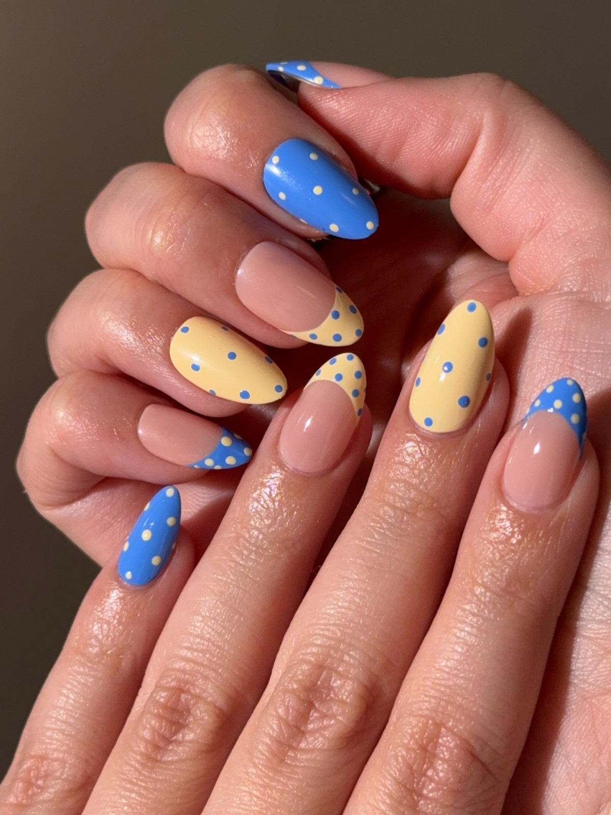 Желтый маникюр вместо нюда: тренд, который захватил весну