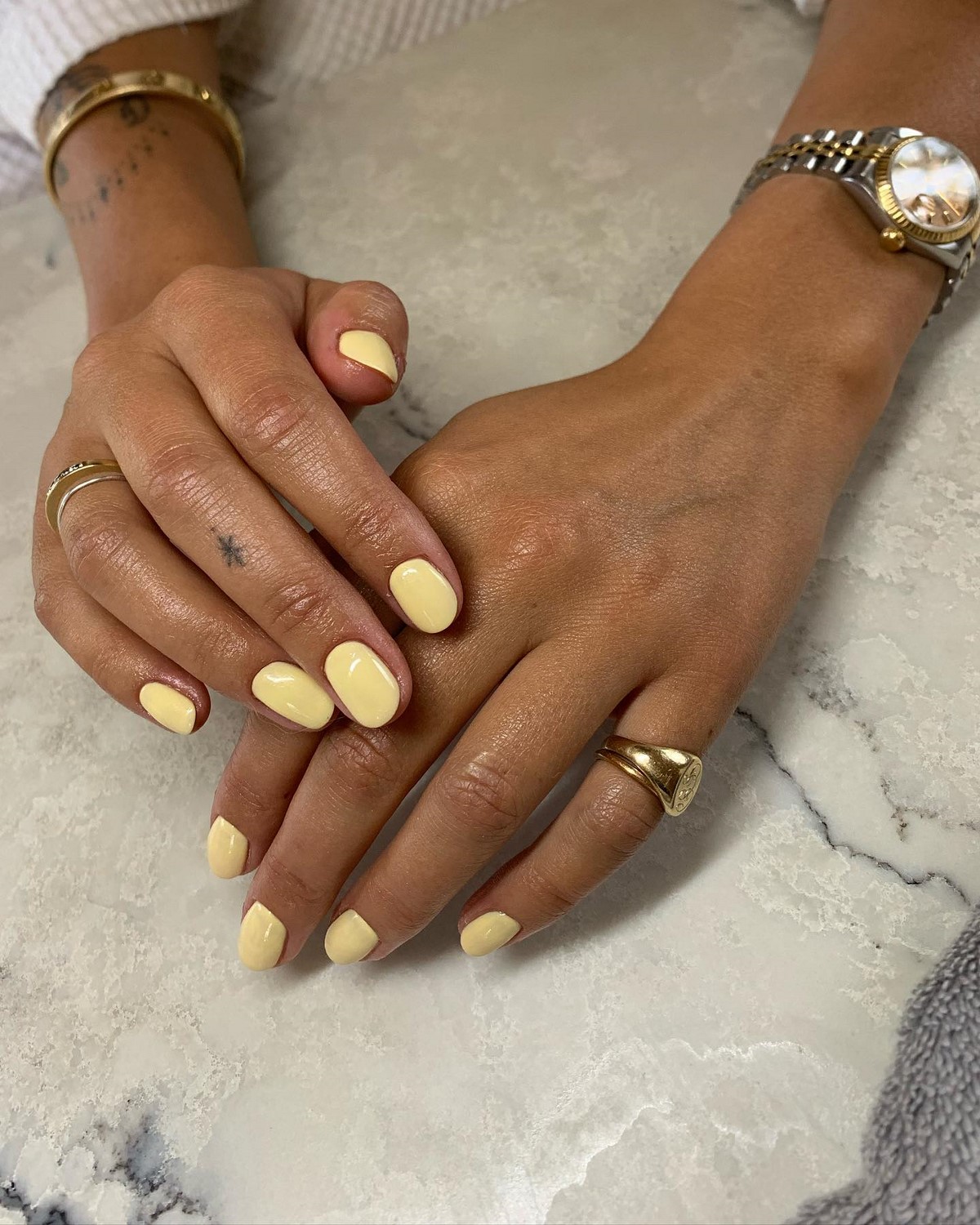 Желтый маникюр вместо нюда: тренд, который захватил весну
