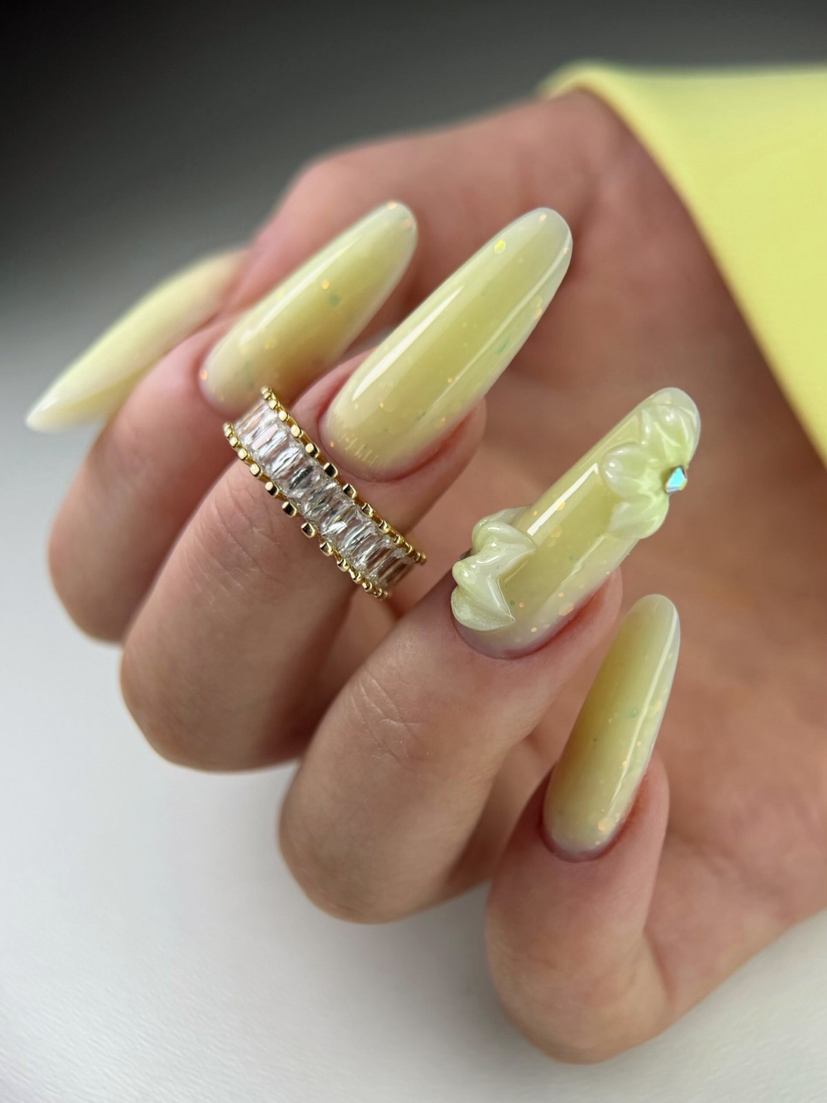 Желтый маникюр вместо нюда: тренд, который захватил весну
