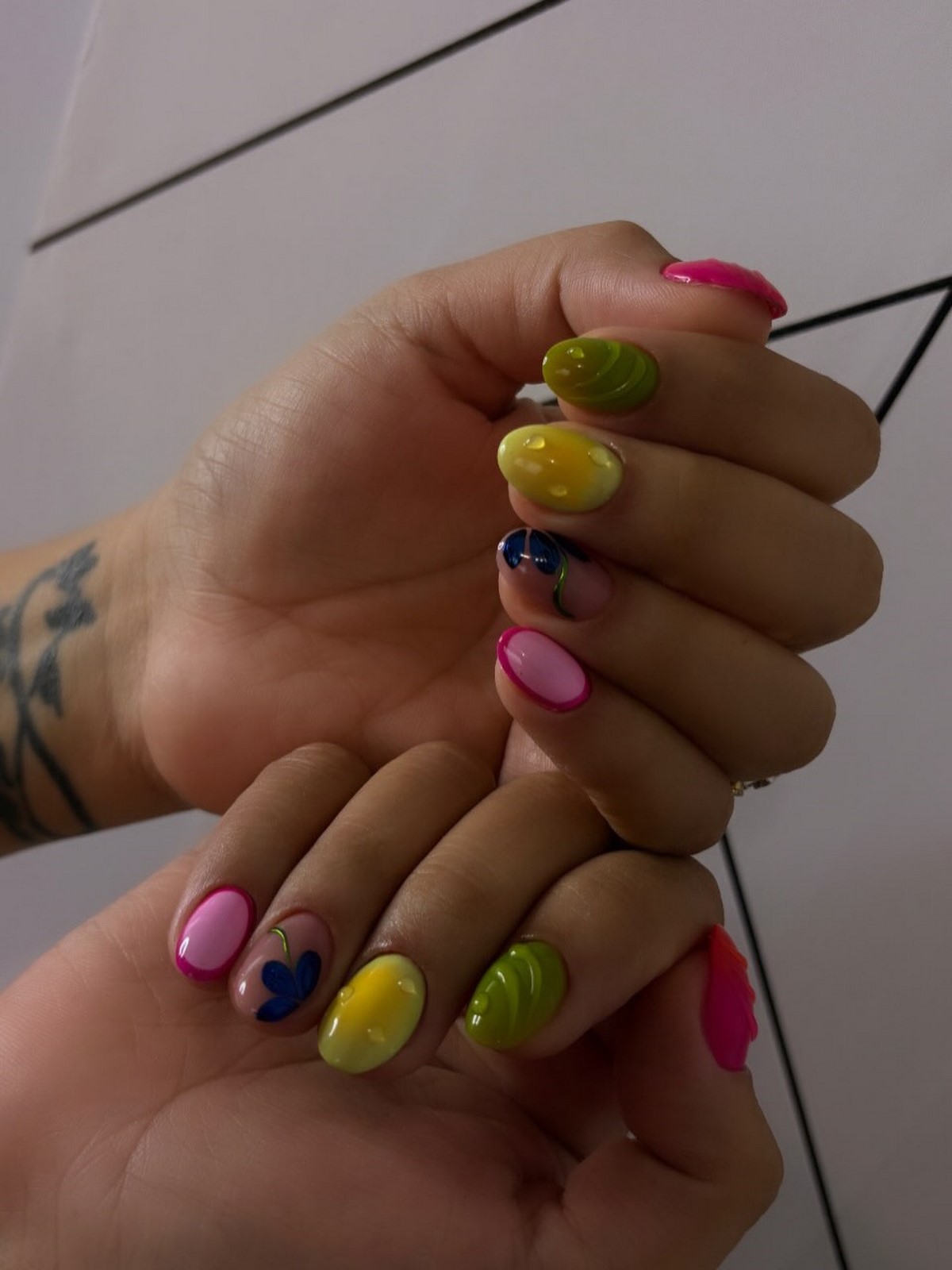 Желтый маникюр вместо нюда: тренд, который захватил весну