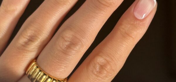 Маникюр, который выглядит дорого: простой дизайн, который заменил сложные ногти