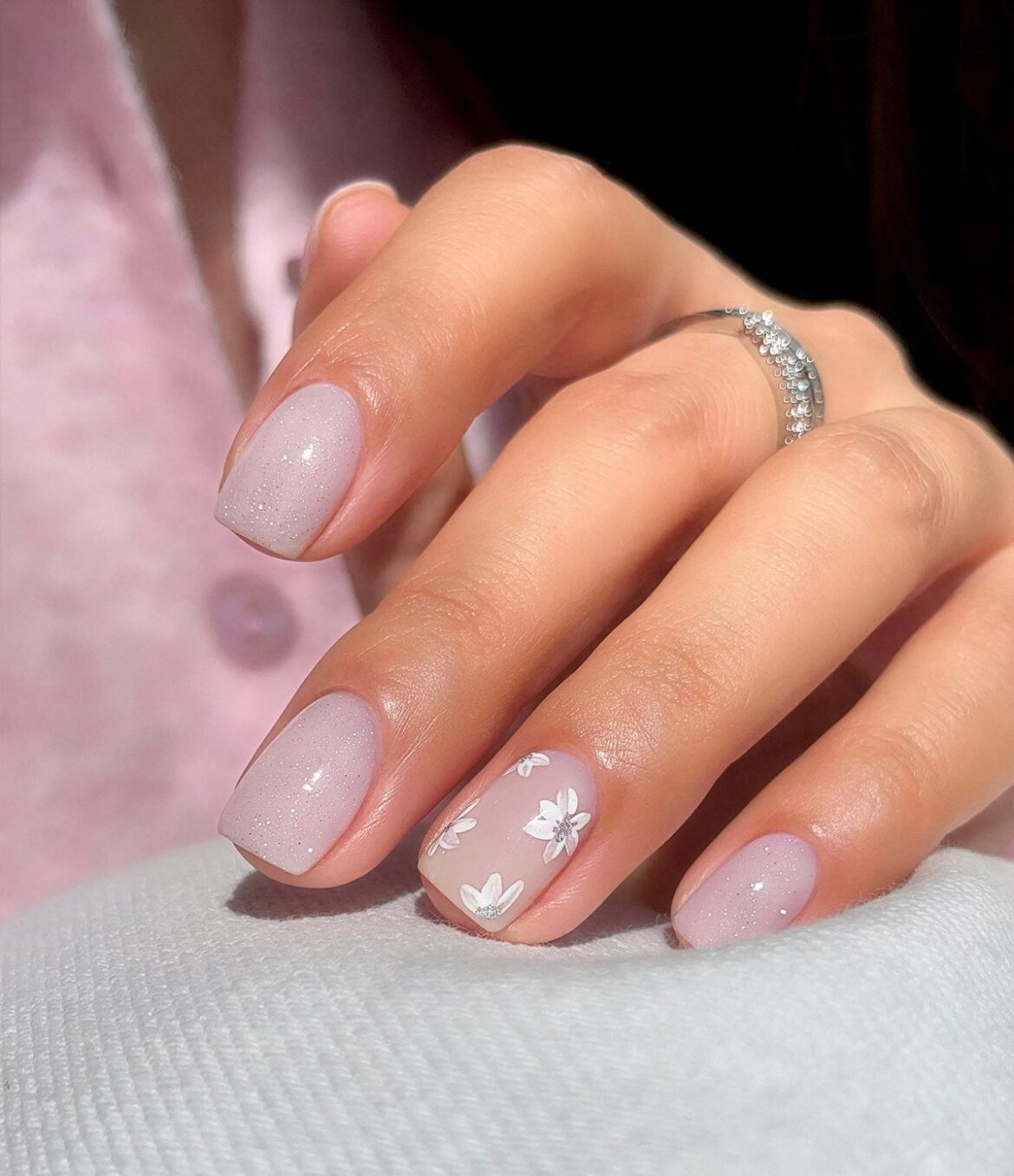 Минимализм на ногтях весной 2026: тонкие детали вместо дизайна