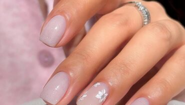 Минимализм на ногтях весной 2026: тонкие детали вместо дизайна