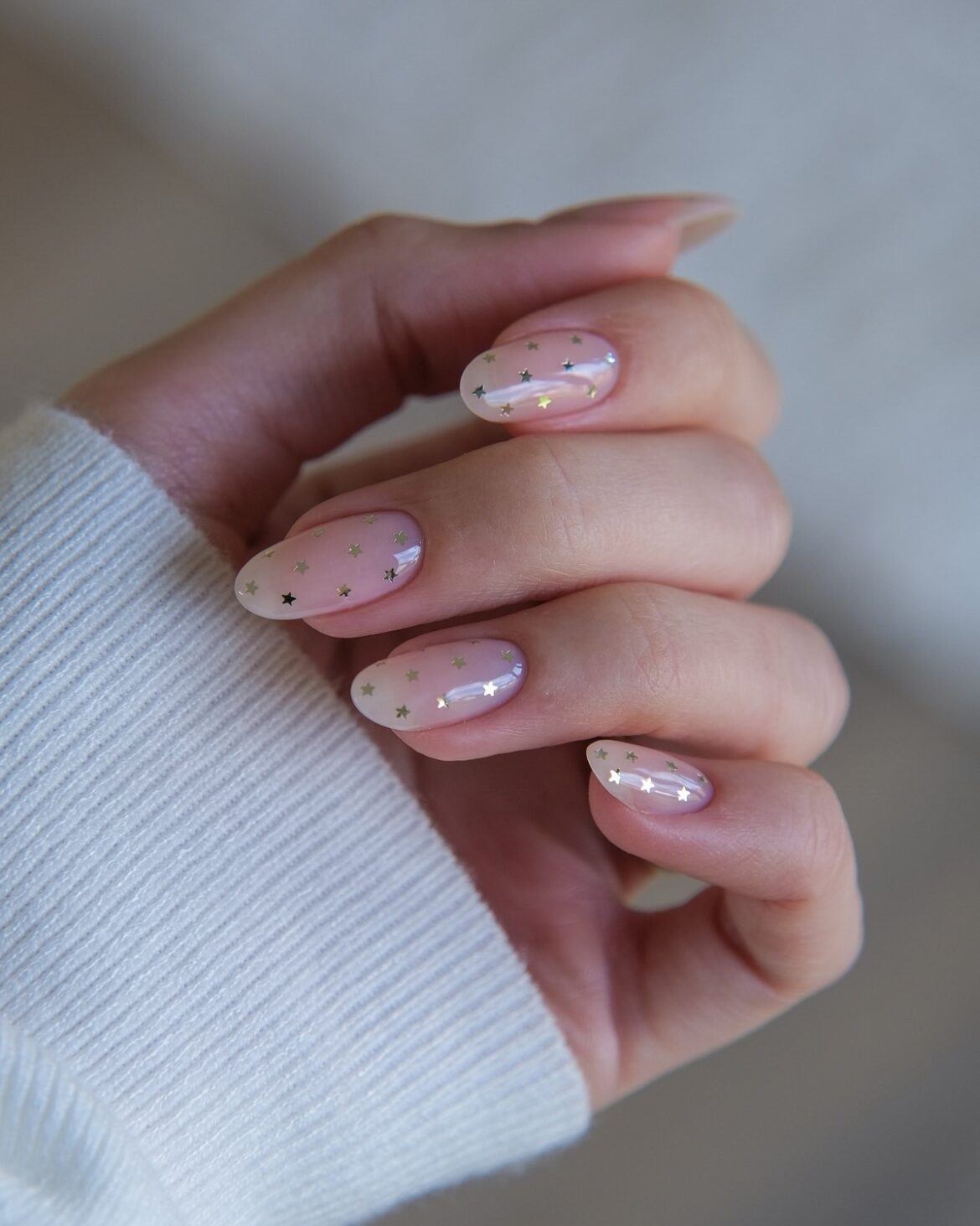 Прозрачные ногти весной 2026: идеи и варианты