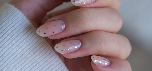 Прозрачные ногти весной 2026: идеи и варианты