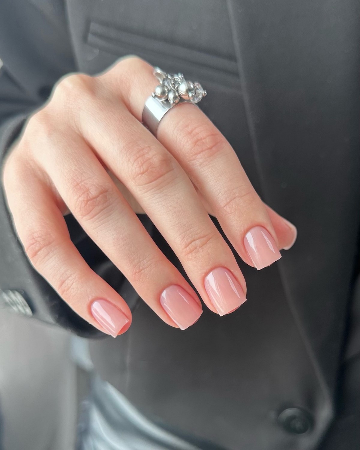 Маникюр, который выглядит дорого: простой дизайн, который заменил сложные ногти