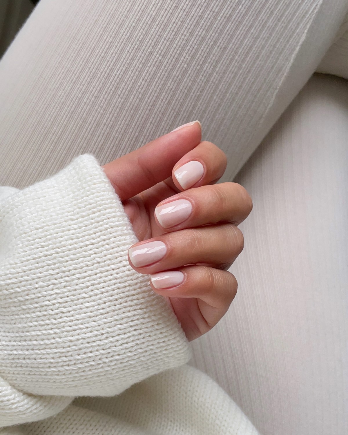 Маникюр 2026: короткие ногти, которые неожиданно меняют образ