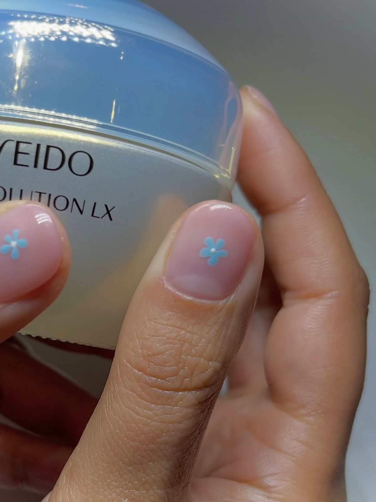 Маникюр, который выглядит дорого: простой дизайн, который заменил сложные ногти