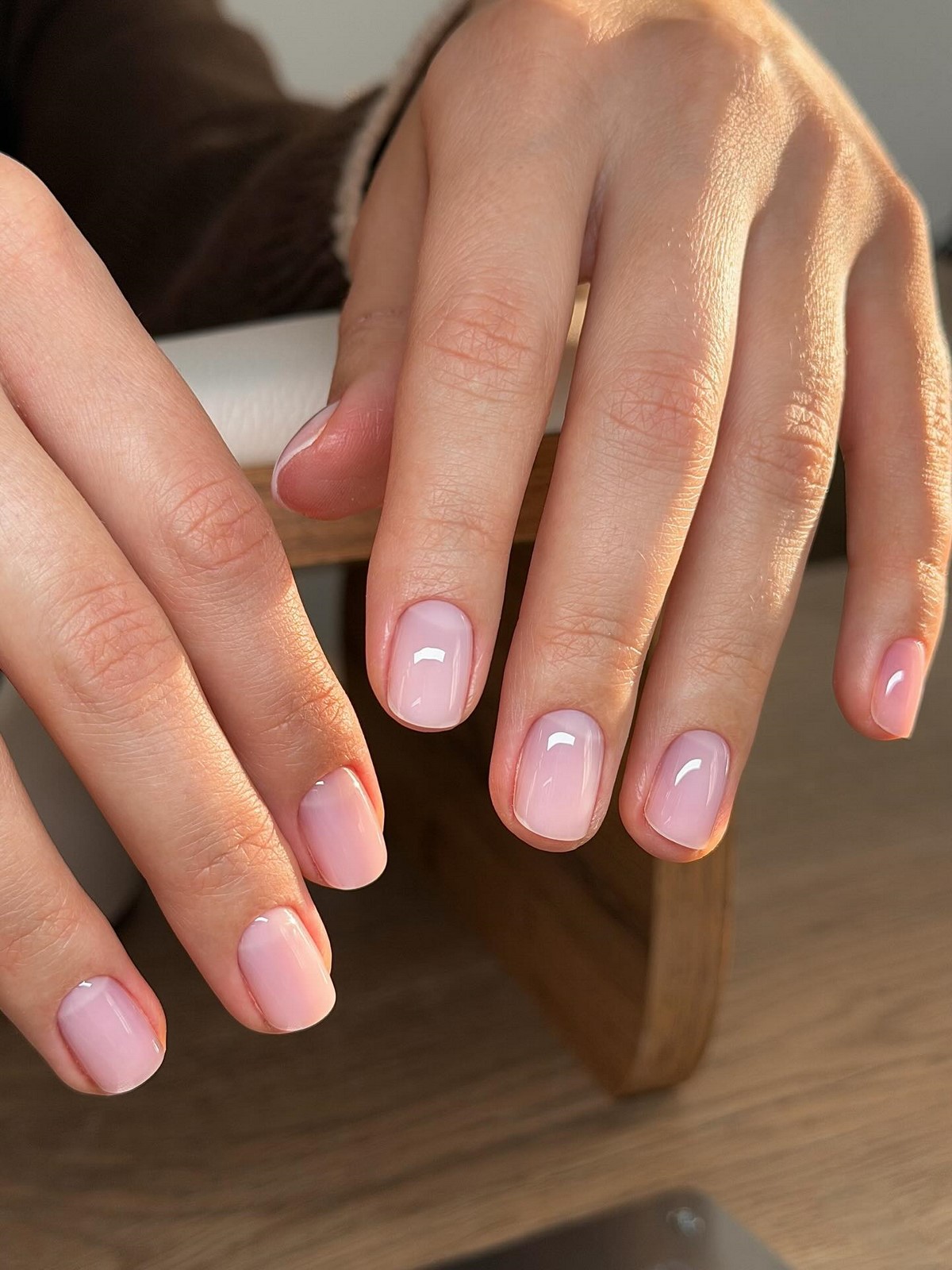 Маникюр 2026: короткие ногти, которые неожиданно меняют образ