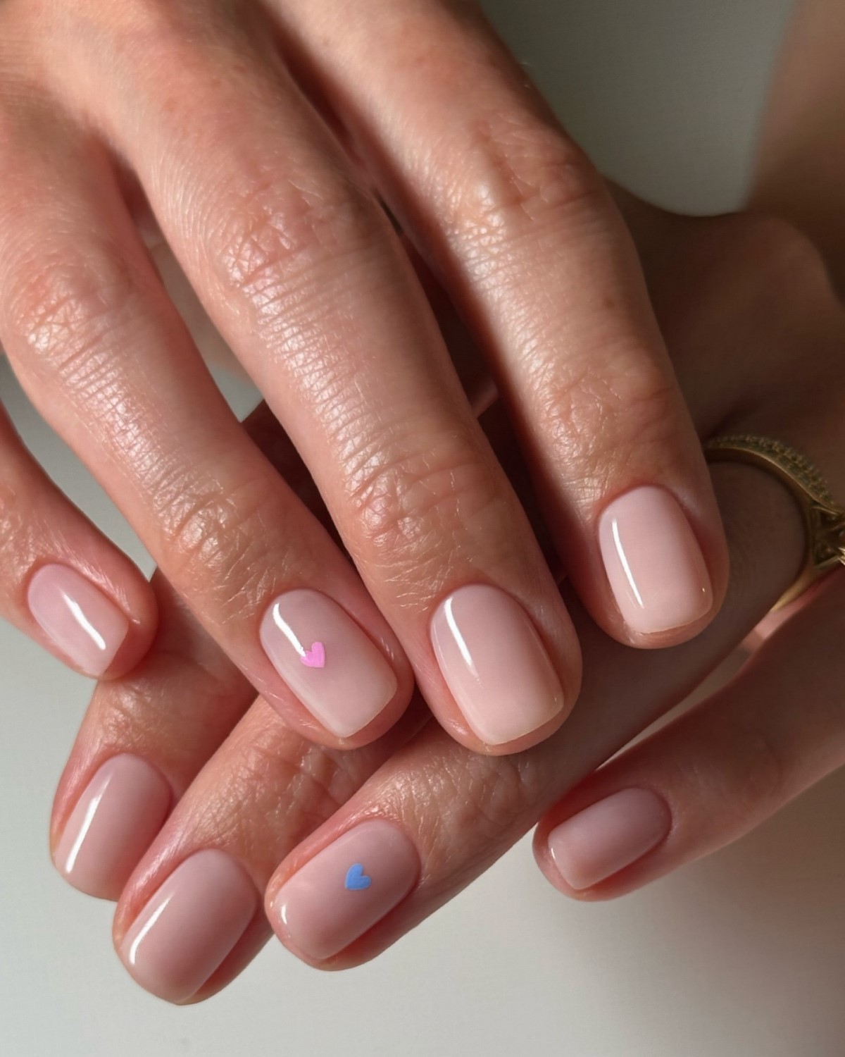 Минимализм на ногтях весной 2026: тонкие детали вместо дизайна