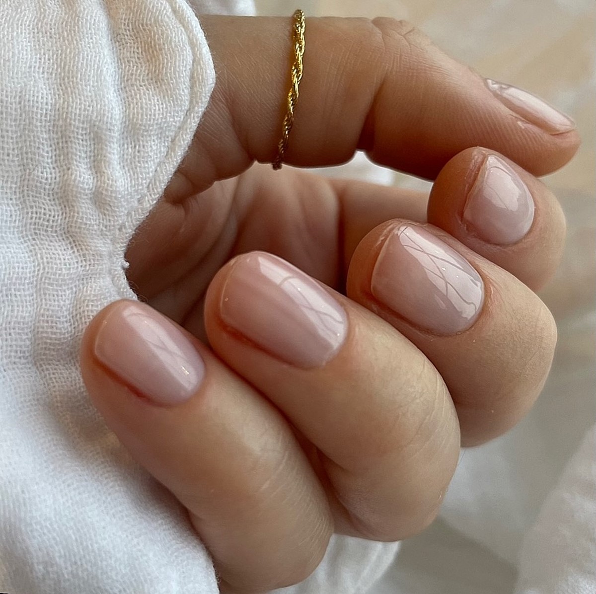 Прозрачные ногти весной 2026: идеи и варианты