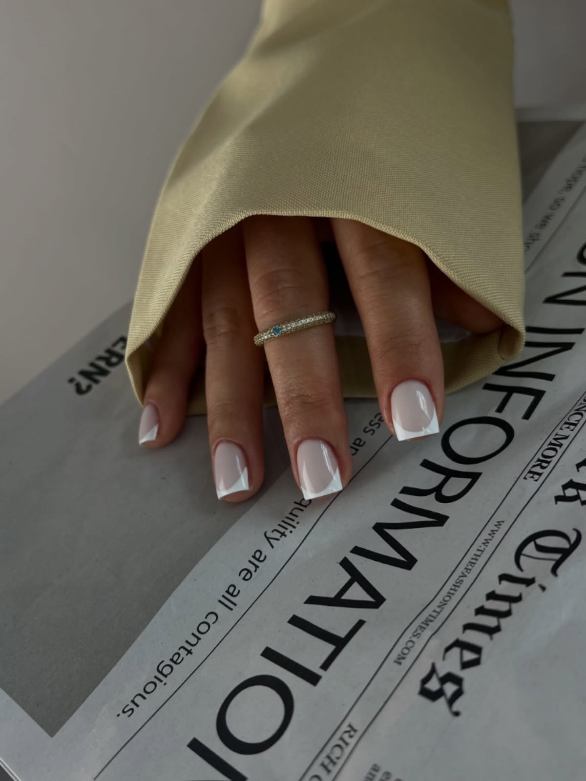 Френч устарел: маникюр, который выглядит дороже и уже его вытесняет