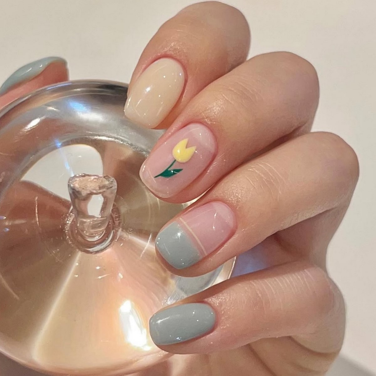 Маникюр, который выглядит аккуратно — его делают чаще всего сейчас