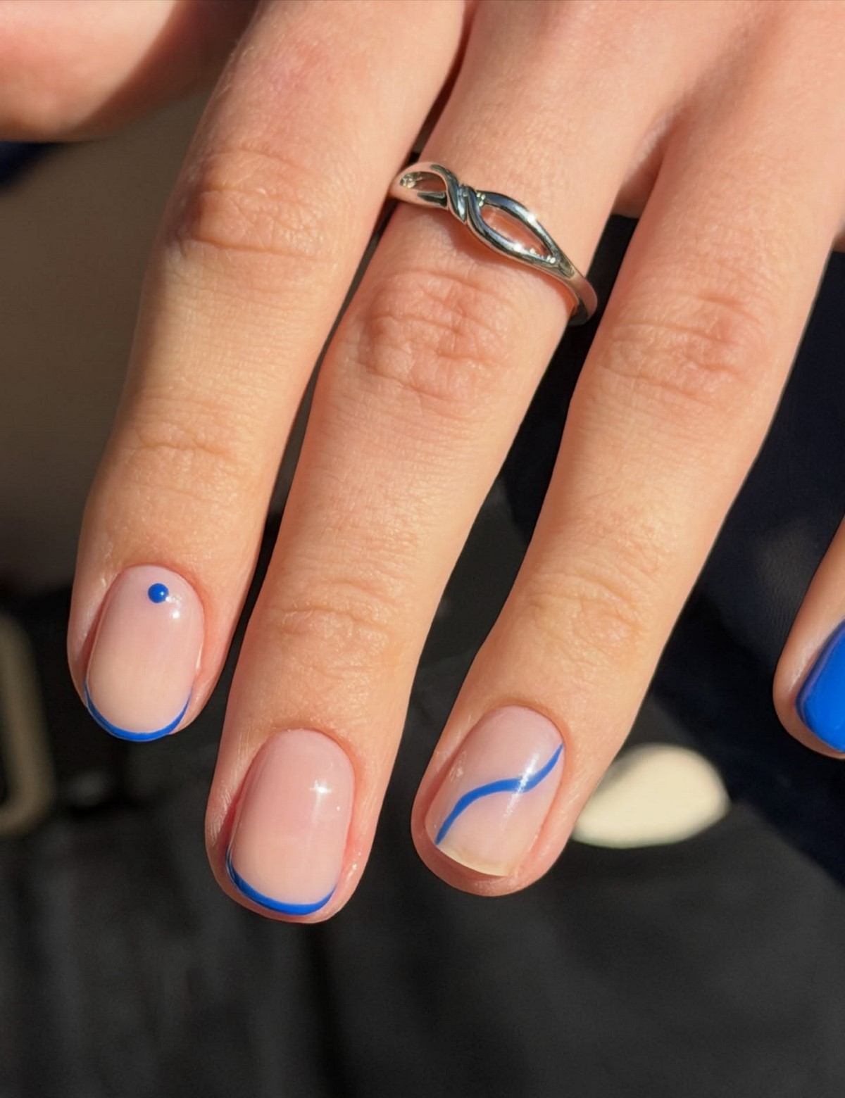 Маникюр 2026: короткие ногти, которые неожиданно меняют образ