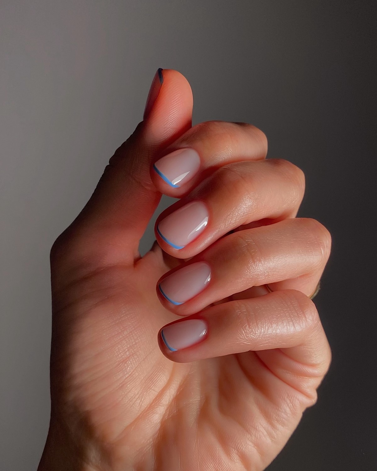 Минимализм на ногтях весной 2026: тонкие детали вместо дизайна