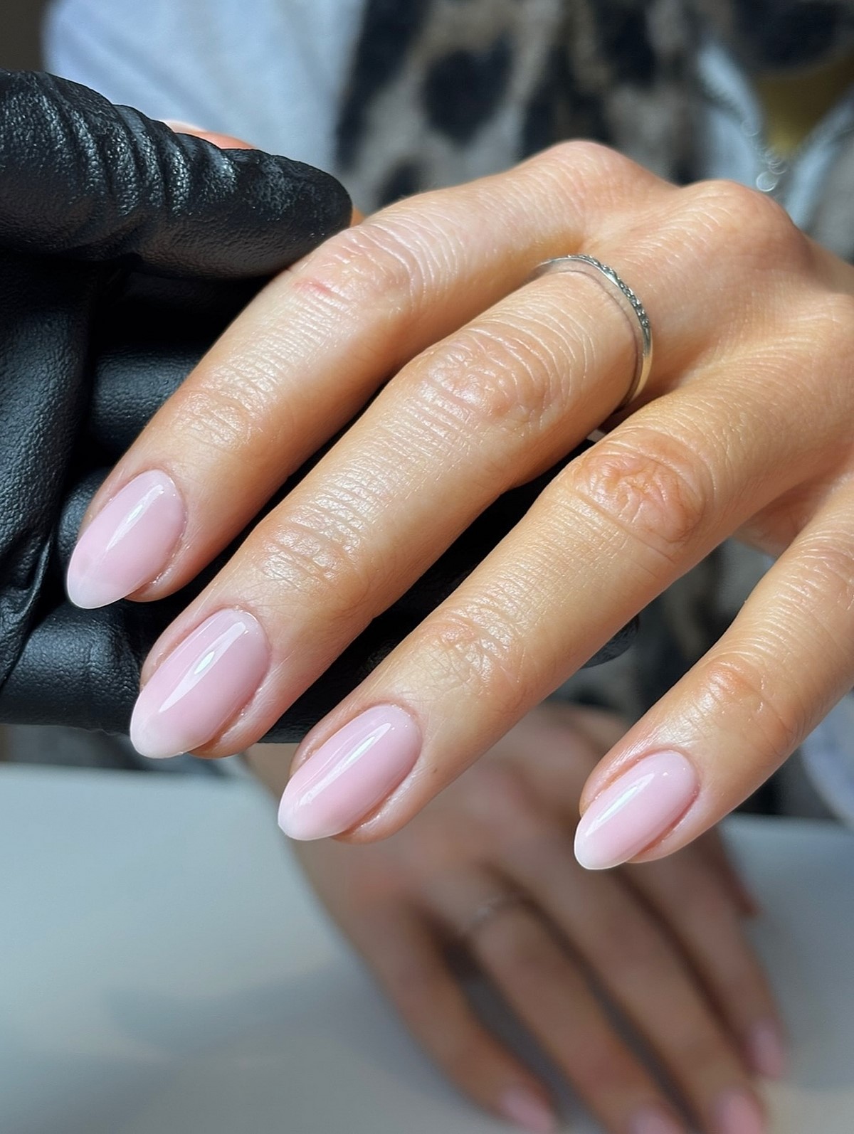 Прозрачные ногти весной 2026: идеи и варианты