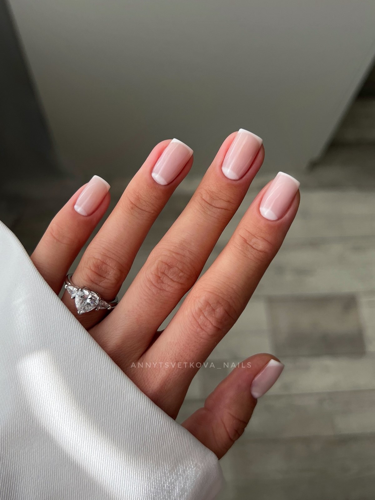 Маникюр, который выглядит дорого: простой дизайн, который заменил сложные ногти