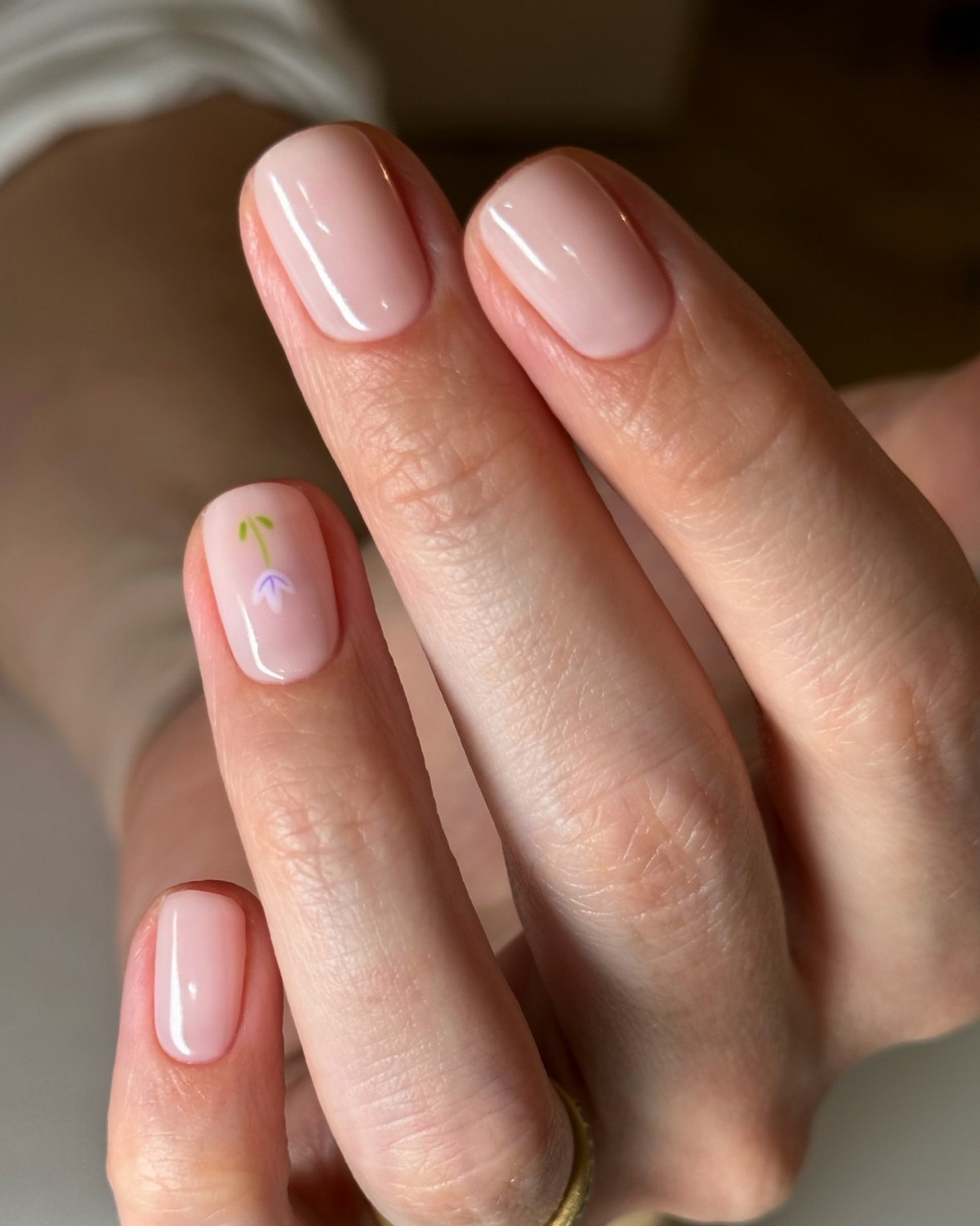 Минимализм на ногтях весной 2026: тонкие детали вместо дизайна