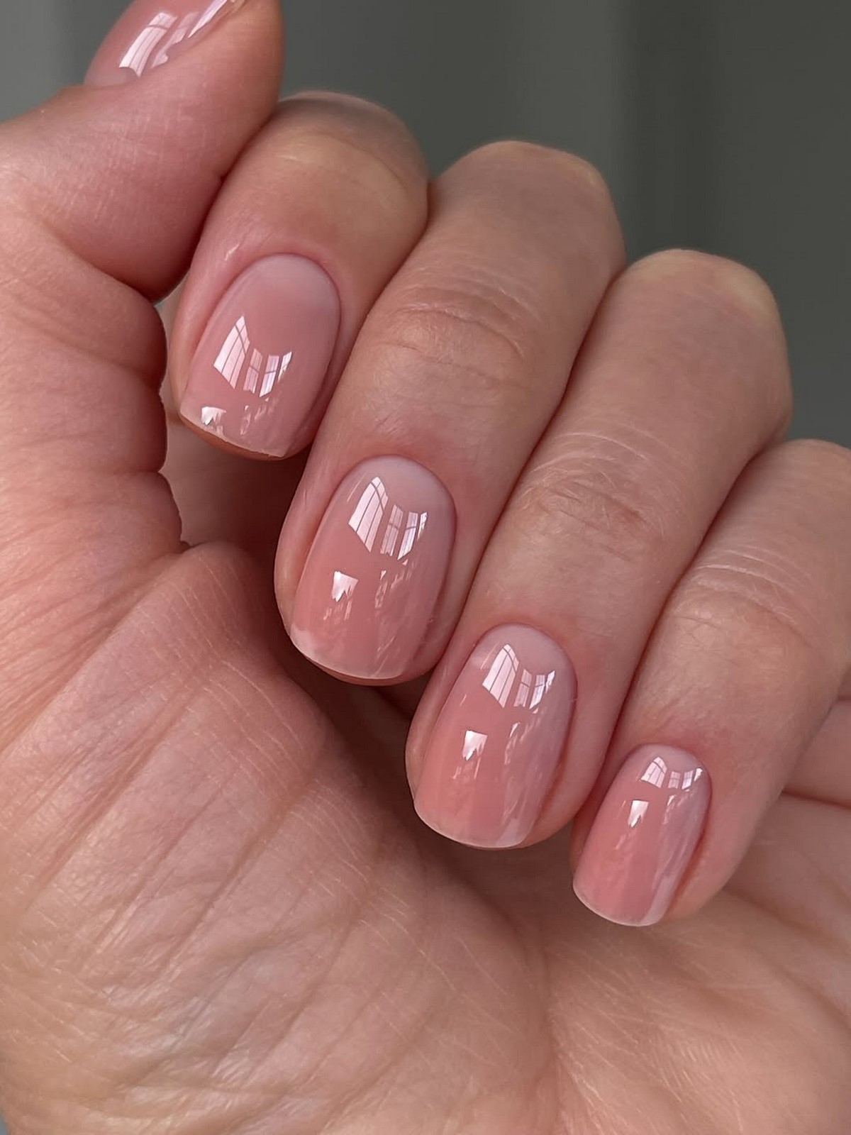 Френч устарел: маникюр, который выглядит дороже и уже его вытесняет